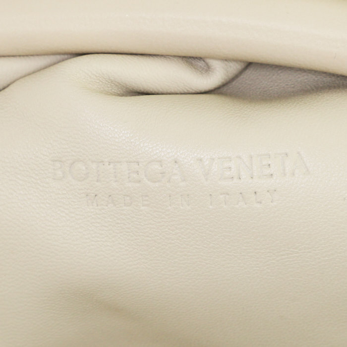 Pochette Bottega Veneta Pouch en cuir intrecciato blanc plâtre - Detail D3