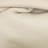 Bolsito de mano Bottega Veneta Pouch en cuero intrecciato blanco plaster - Detail D3 thumbnail