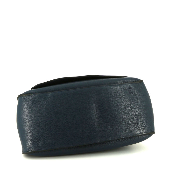Sac bandoulière Hermès Jypsiere 37 cm en cuir togo bleu-nuit - Detail D5