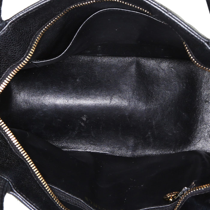 Bolso de mano Chanel Medaillon en cuero granulado acolchado negro - Detail D2