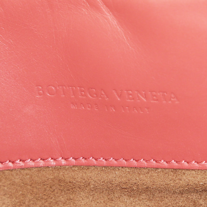 Sac bandoulière Bottega Veneta Roma mini en cuir intrecciato rose - Detail D4