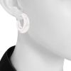 Chaumet Anneau large model hoop earrings in white gold - Detail D1 thumbnail