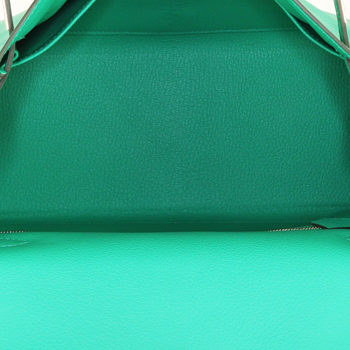 Hermès  Kelly 28 cm handbag  in green togo leather - Detail D3