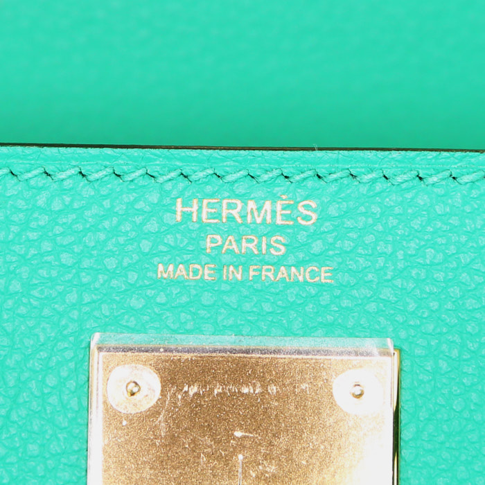 Hermès  Kelly 28 cm handbag  in green togo leather - Detail D4