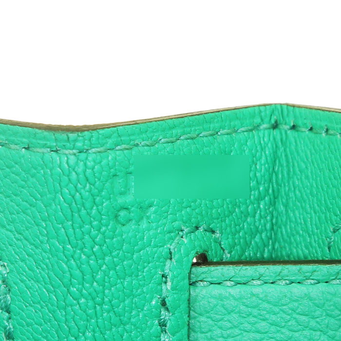 Hermès  Kelly 28 cm handbag  in green togo leather - Detail D5