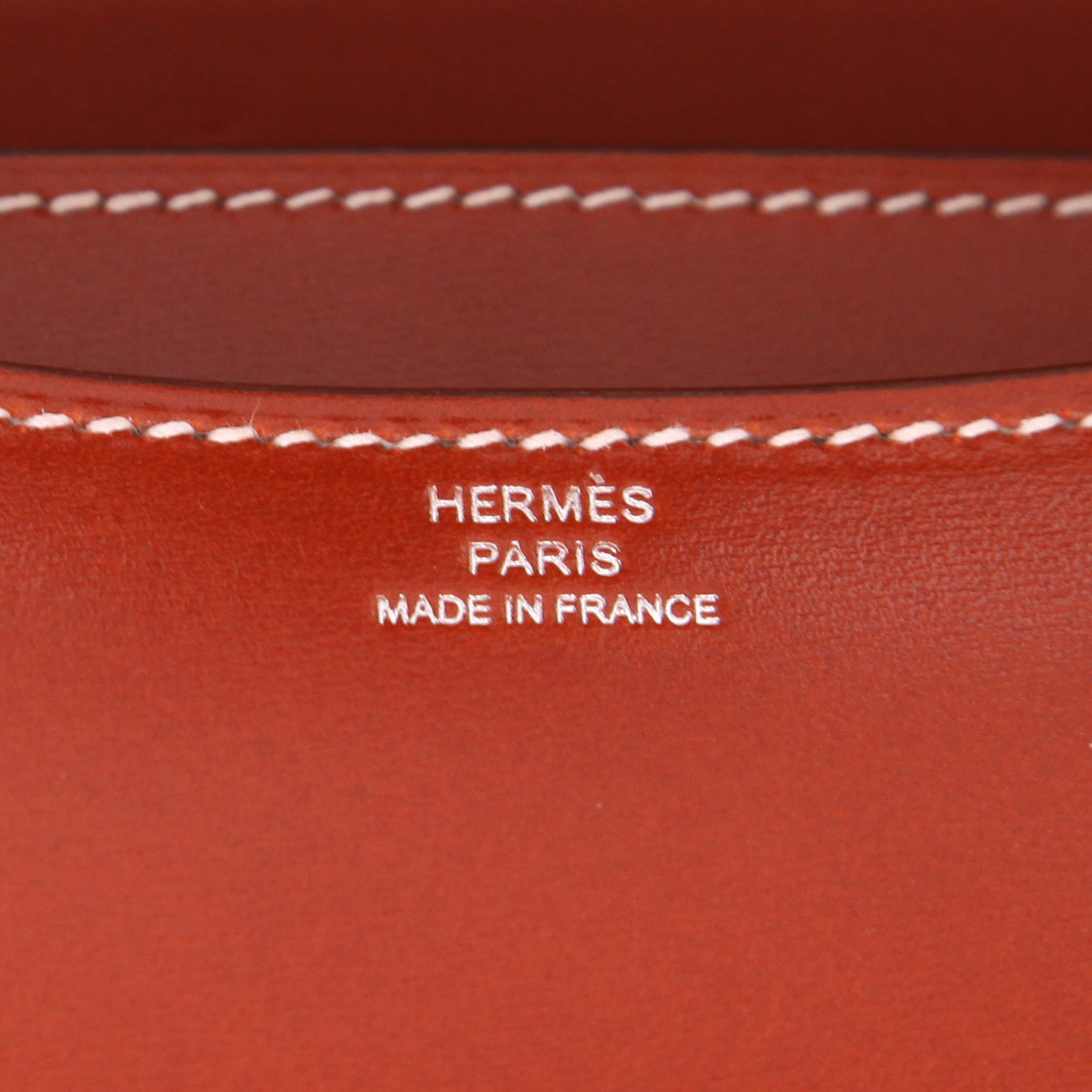 Bolso bandolera Hermès  Constance mini  en cuero box rojo ladrillo - Detail D2