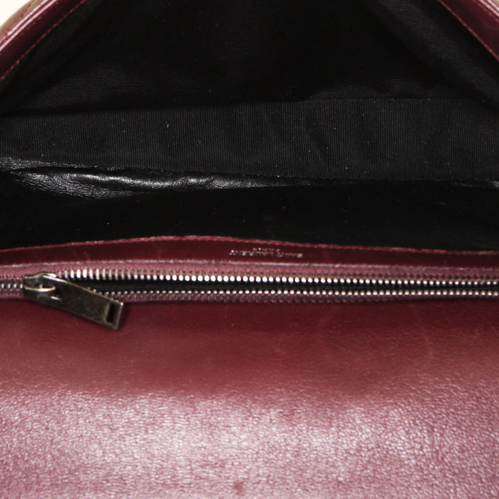 Bolso bandolera Saint Laurent College en cuero acolchado con motivos de espigas color burdeos - Detail D3