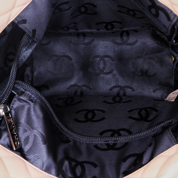 Chanel Cambon handbag in beige and black quilted leather - Detail D2