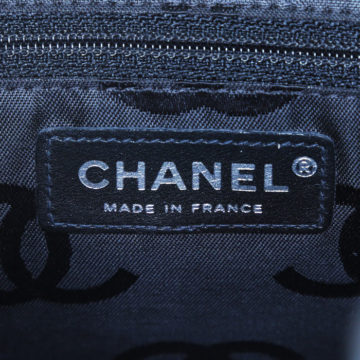 Bolso de mano Chanel Cambon en cuero acolchado beige y negro - Detail D3