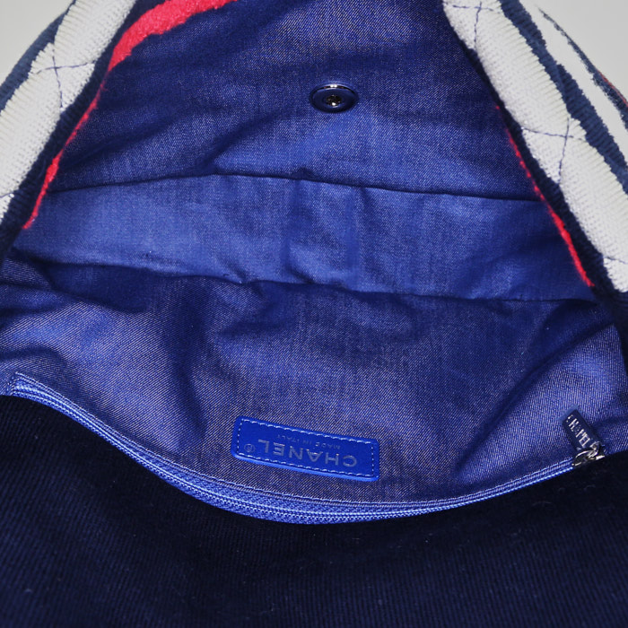 Sac à main Chanel Baguette en toile tricolore rouge blanche et marine - Detail D3