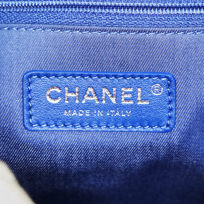 Chanel Baguette handbag in red, white and dark blue tricolor canvas - Detail D4