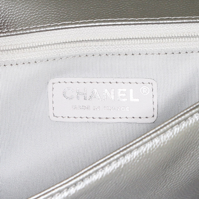 Sac bandoulière Chanel Boy en cuir matelassé chevrons argenté - Detail D4