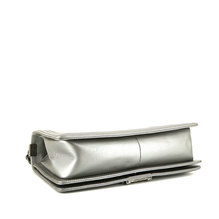 Chanel Boy shoulder bag in silver chevron quilted leather - Detail D5
