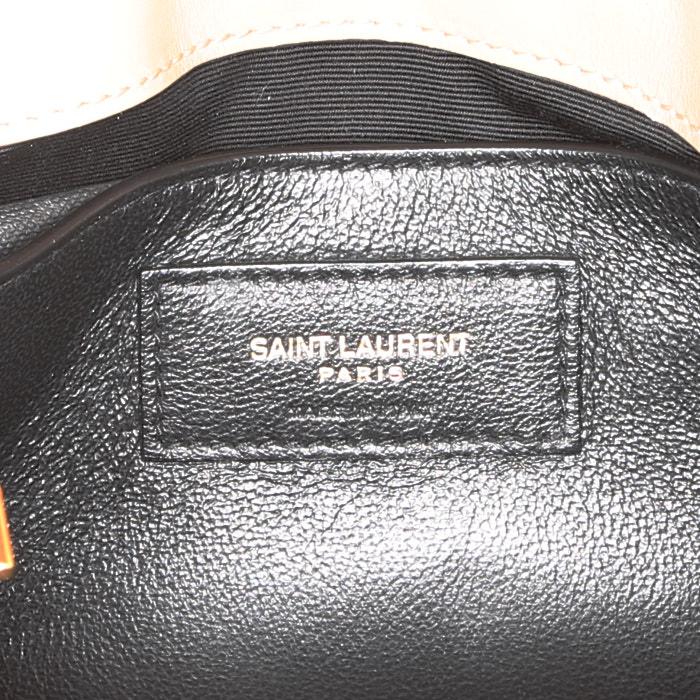 Saint Laurent Loulou small model shoulder bag in beige chevron quilted leather - Detail D4