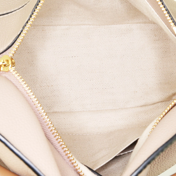 Loewe Puzzle shoulder bag in gold and taupe bicolor leather - Detail D3