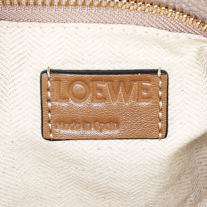 Loewe Puzzle shoulder bag in gold and taupe bicolor leather - Detail D4