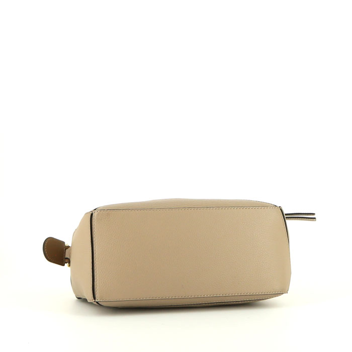 Loewe Puzzle shoulder bag in gold and taupe bicolor leather - Detail D5