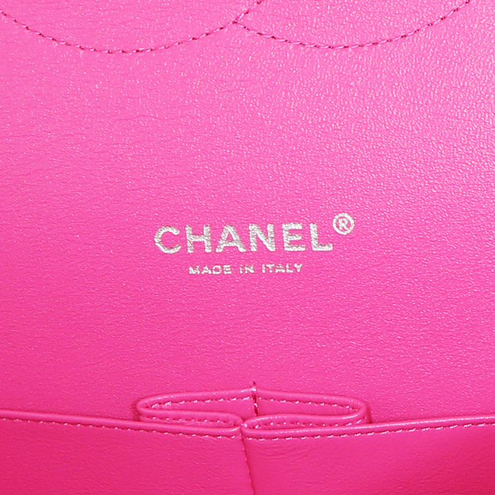 Sac à main Chanel Timeless Maxi Jumbo en cuir matelassé rose - Detail D4