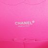 Chanel Timeless Maxi Jumbo handbag in pink quilted leather - Detail D4 thumbnail