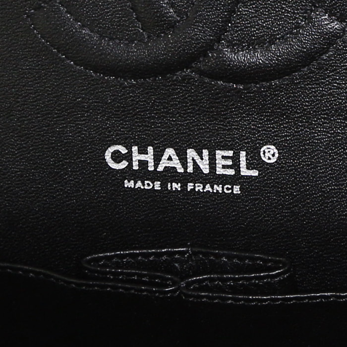 Chanel 2.55 handbag in white, grey and black tweed - Detail D4