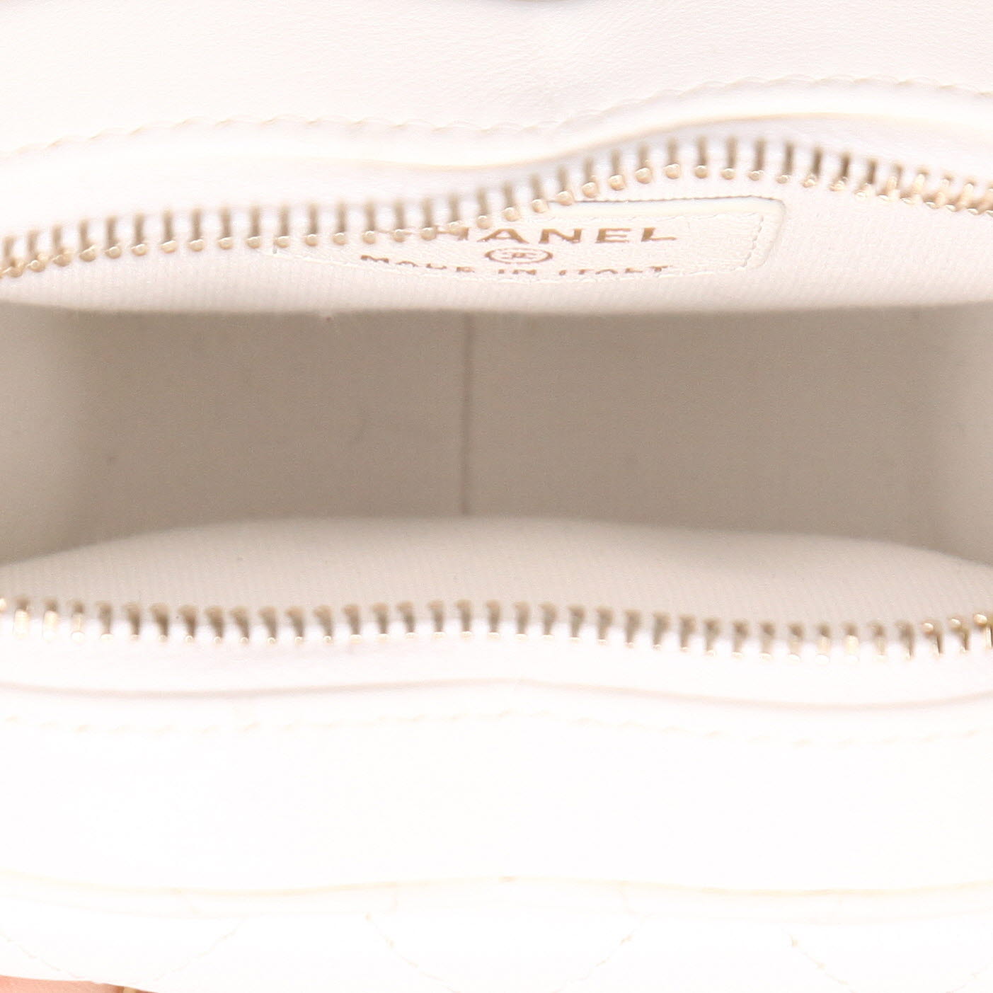 Chanel  Heart bag clutch-belt  in white quilted leather - Detail D3