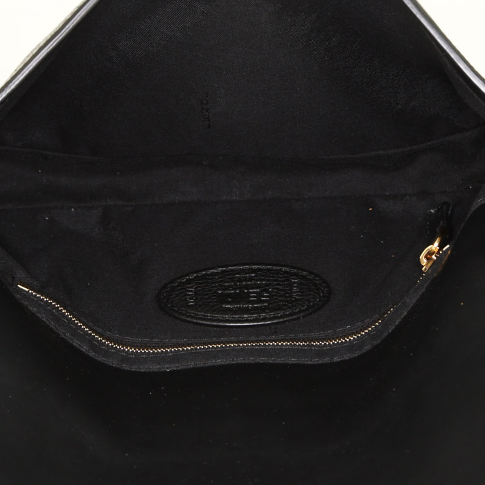Bolso bandolera Fendi Baguette en cuero granulado negro - Detail D2