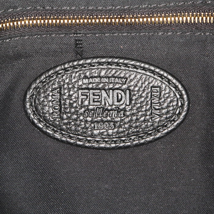 Bolso bandolera Fendi Baguette en cuero granulado negro - Detail D3