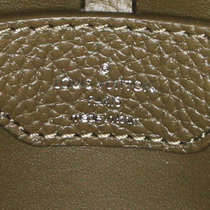 Borsa Louis Vuitton Capucines BB in pelle martellata verde kaki - Detail D4