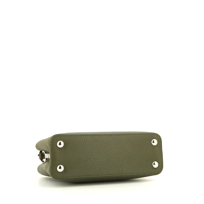 Borsa Louis Vuitton Capucines BB in pelle martellata verde kaki - Detail D5