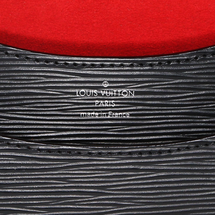Bolso bandolera Louis Vuitton   en cuero Epi negro y rojo - Detail D4