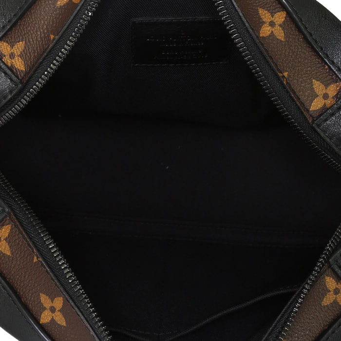 Sac bandoulière Louis Vuitton Soft Trunk en toile monogram marron et cuir noir - Detail D2