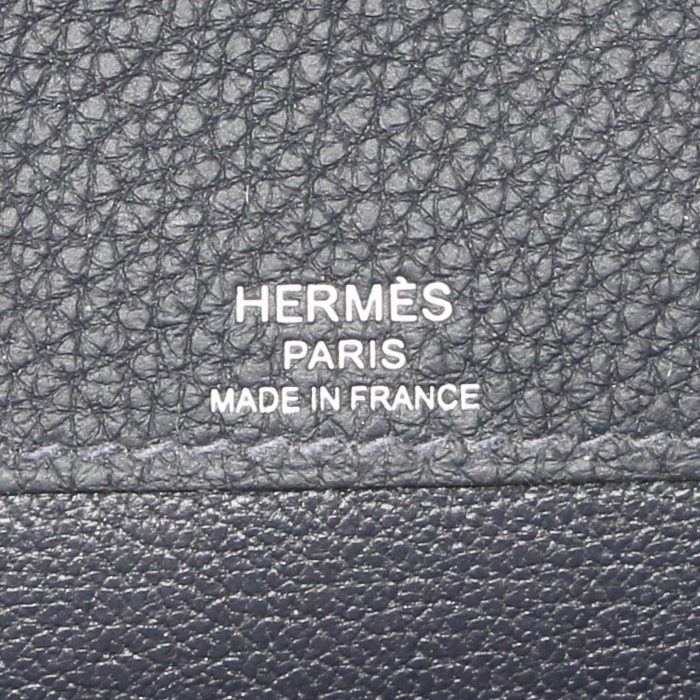 Bolsito de mano Hermès Sac à dépêches pochette en cuero togo azul oscuro - Detail D3