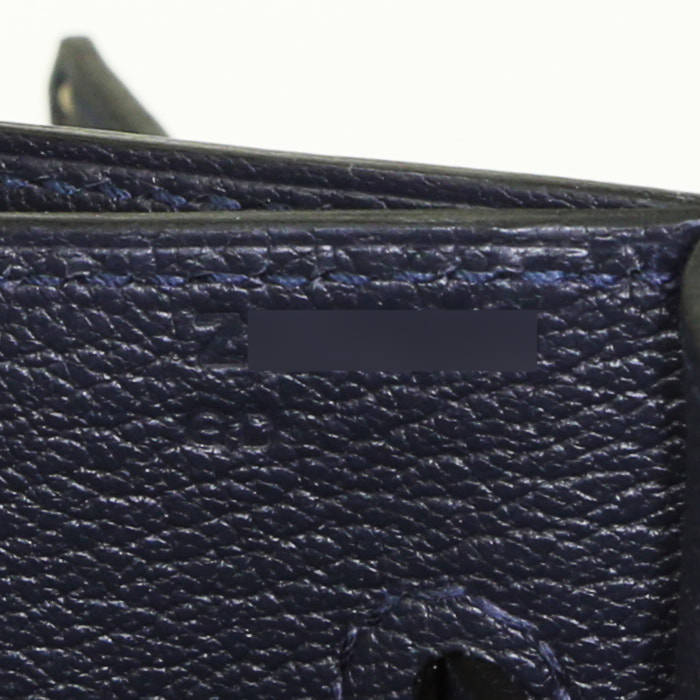 Bolsito de mano Hermès Sac à dépêches pochette en cuero togo azul oscuro - Detail D5
