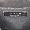 Sac à dos Chanel en cuir matelassé chevrons noir - Detail D4 thumbnail