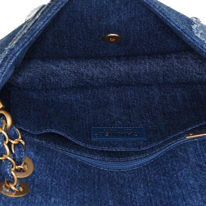Chanel Timeless handbag in blue denim and white sheepskin - Detail D3