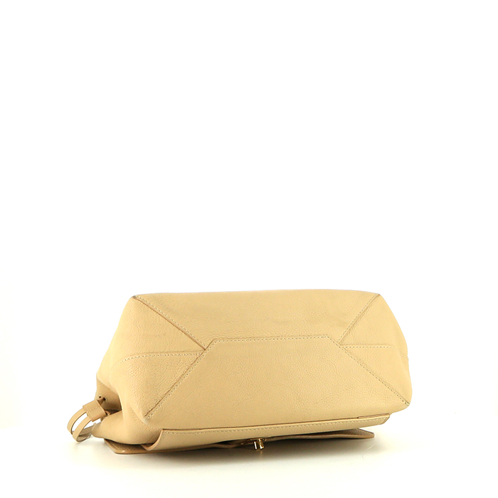 Bolso de mano Louis Vuitton Lockme en cuero granulado beige - Detail D4