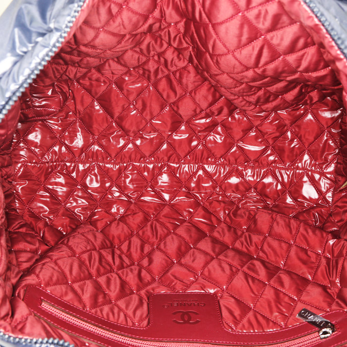 Chanel Coco Cocoon handbag in navy blue canvas - Detail D2