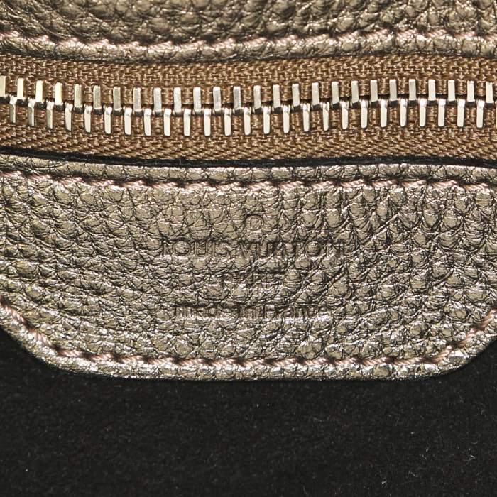 Sac à main Louis Vuitton L en cuir Mahina métal argenté - Detail D3