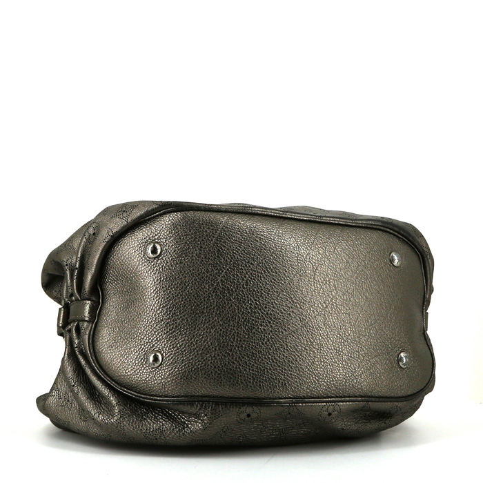 Louis Vuitton L handbag in anthracite grey mahina leather - Detail D4