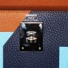 Bolso de mano Hermès  Kelly 28 cm en cuero epsom color oro y azul oscuro y cuero Mysore azul claro - Detail D4 thumbnail