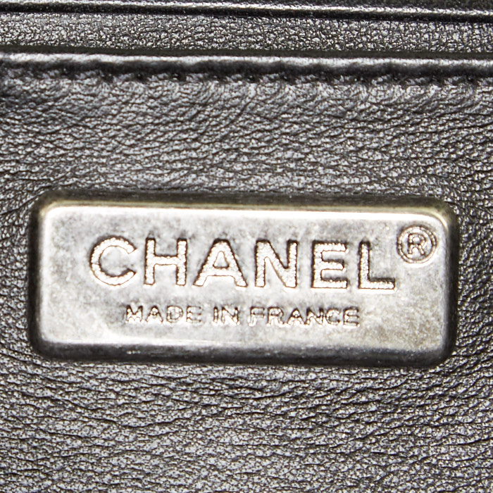 Sac bandoulière Chanel  Boy en python noir et cuir noir - Detail D4