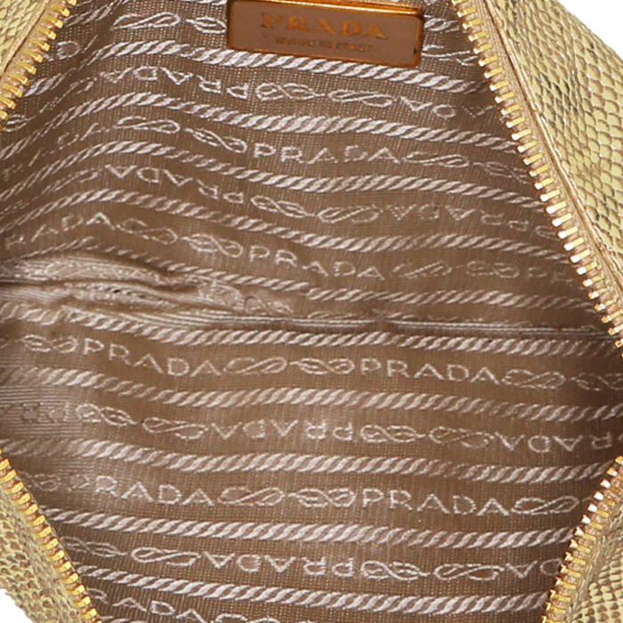 Bolsito de mano Prada en piel de pitón dorada - Detail D2
