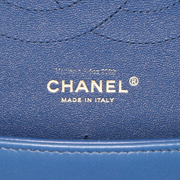 Bolso bandolera Chanel  Timeless Jumbo en cuero acolchado azul - Detail D4