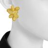 Chaumet 1970's earrings for non pierced ears in yellow gold - Detail D1 thumbnail