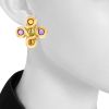 Paire de clips d'oreilles Chanel en or jaune, améthystes, péridots et citrines - Detail D1 thumbnail