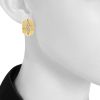 Paire de boucles d'oreilles Chanel en or jaune, platine et diamants - Detail D1 thumbnail