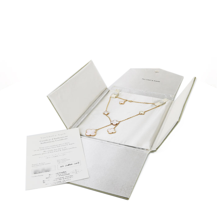 Collier Van Cleef & Arpels Magic Alhambra en or jaune et nacre blanche - Detail D2