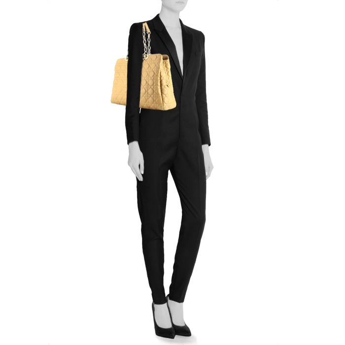 Dior Soft shopping bag in beige quilted leather - Detail D1