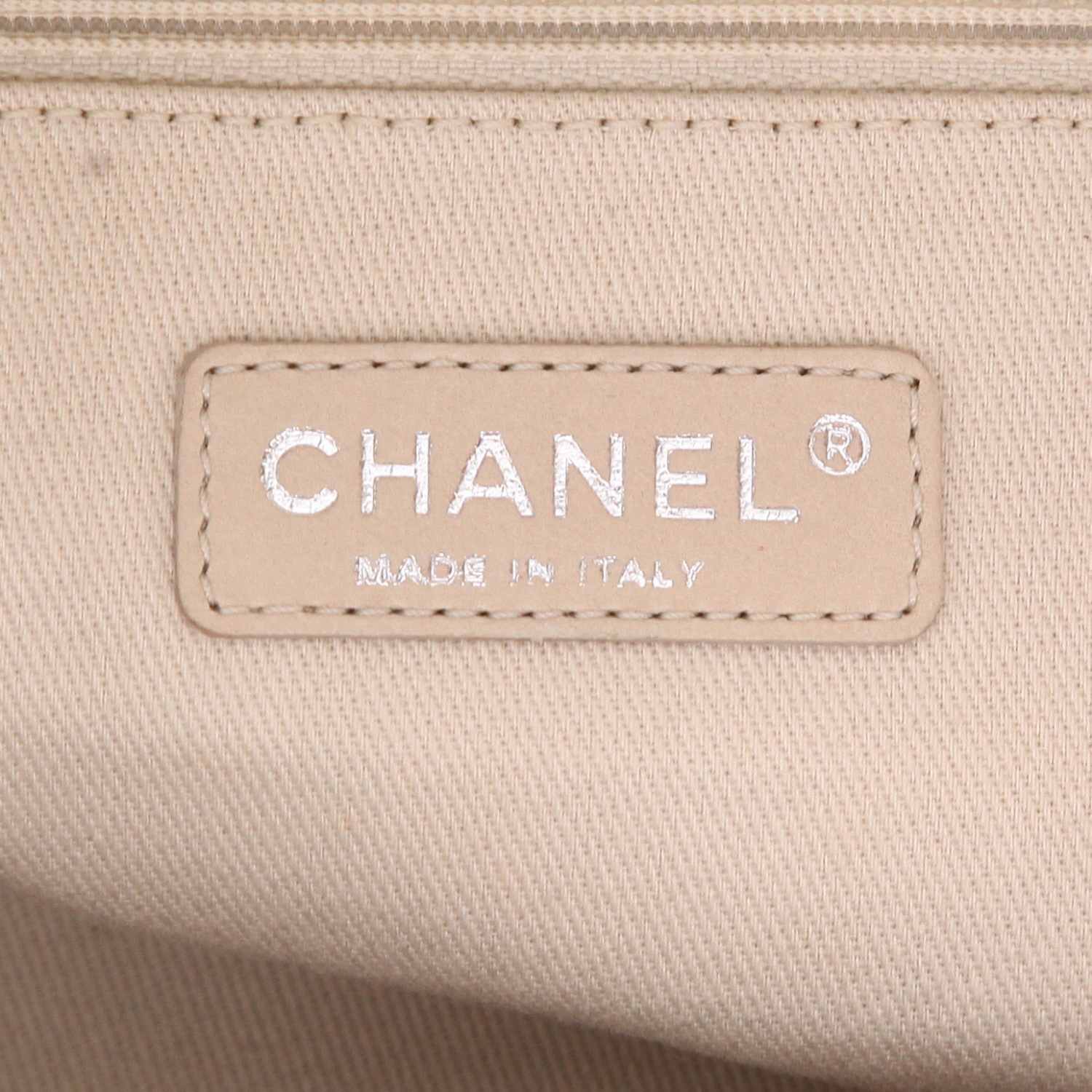 Chanel Deauville shopping bag in beige canvas and black leather - Detail D2