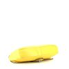 Borsa a tracolla Chanel Timeless jumbo in pelle gialla - Detail D5 thumbnail